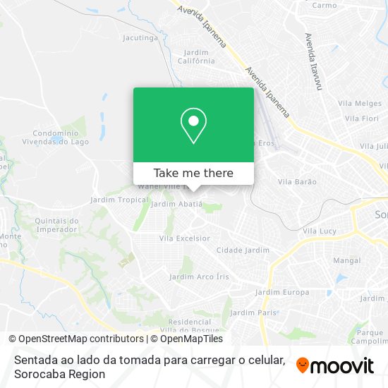 Sentada ao lado da tomada para carregar o celular map